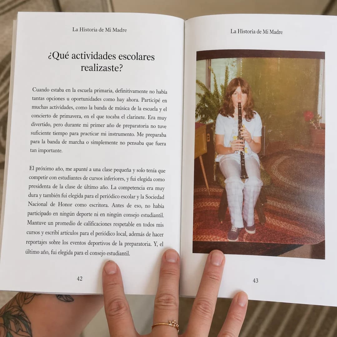 Libro de memorias abierto con código QR para escuchar la voz del narrador